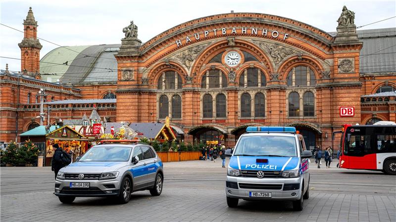 Waffen verboten? Was für Bahn und Busse gelten soll Einsatzkräfte können Menschen ohne konkreten Anlass nach Waffen durchsuchen.