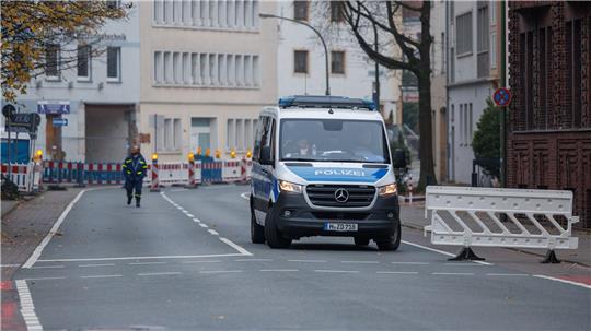 Einsatzkräfte kontrollierten Gebäude und Wohnungen im Evakuierungsgebiet. 