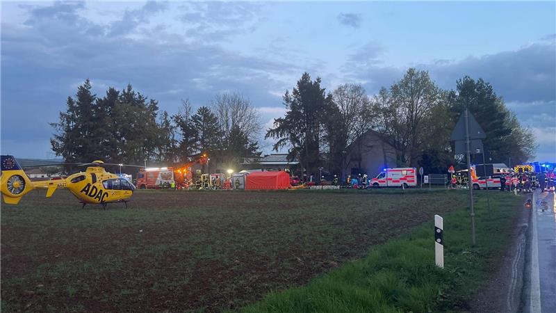 Einsatzkräfte kümmern sich um die Verletzten.  
