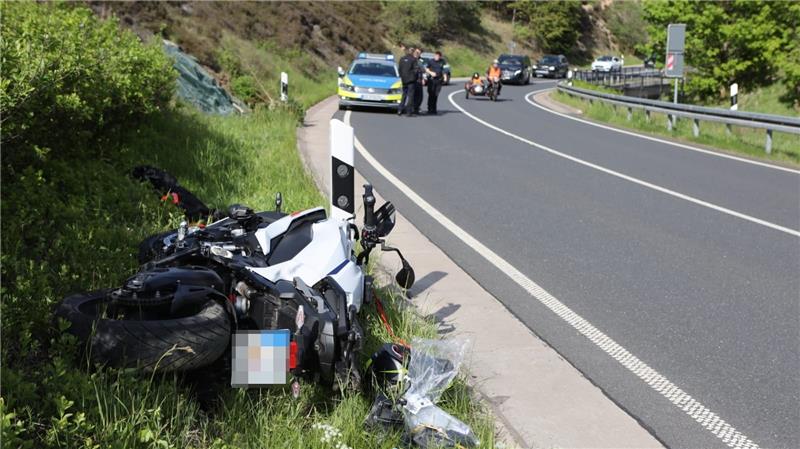 Unfallträchtige B 242: Biker (55) bei Sturz schwer verletzt Einsatzkräfte leiten Verkehrsteilnehmer an der Unfallstelle vorbei. Foto: Neuendorf
