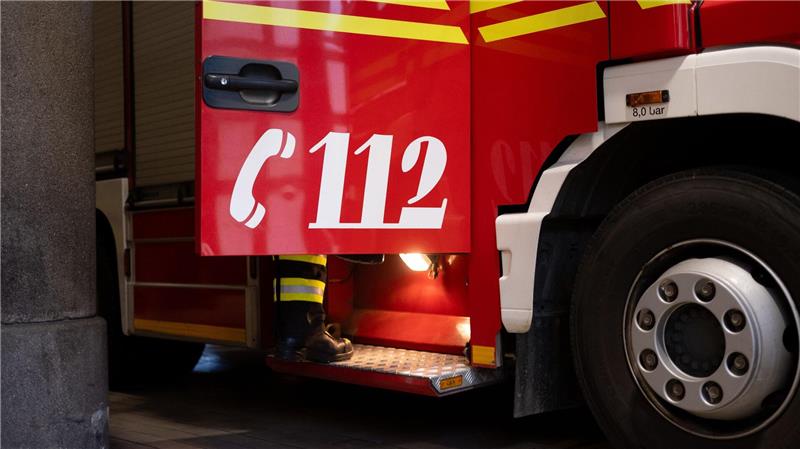 Feuer in Pflegeheim – Bewohner in Sicherheit gebracht Einsatzkräfte löschen den Brand in einem Seniorenheim. (Symbolbild)