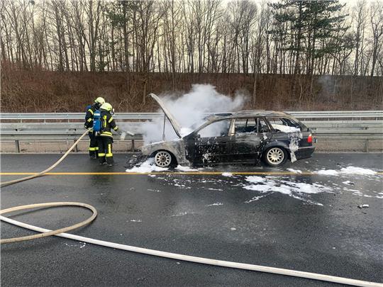Einsatzkräfte löschen den Pkw am Donnerstagmorgen. Foto: Feuerwehr Holle