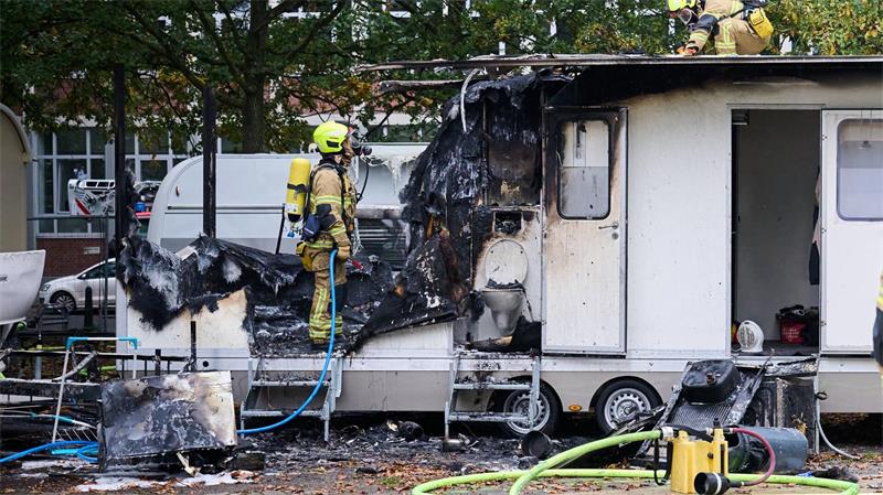 Einsatzkräfte löschen einen Brand auf dem Freimarkt.