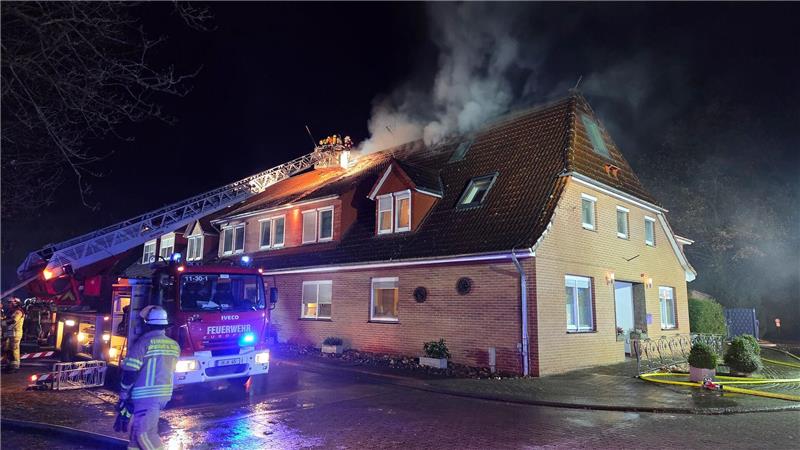 Einsatzkräfte mehrerer Feuerwehren waren in der Nacht im Einsatz gegen einen Brand in einem Pflegeheim im Neustädter Ortsteil Schneeren. 
