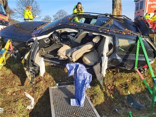 Einsatzkräfte mussten die Familie aus ihrem Auto schneiden. Foto: Feuerwehr Bockenem