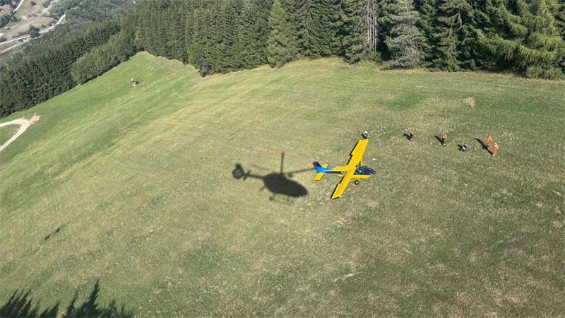 Einsatzkräfte mussten die drei Insassen aus dem Flugzeug bergen und versorgen.