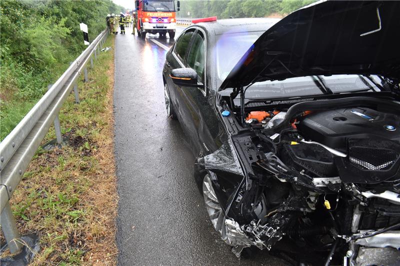 Unfall bei Harlingerode: Braunlager (45) kracht in Leitplanke Einsatzkräfte richteten eine Vollsperrung an. Foto: Polizeiinspektion Goslar