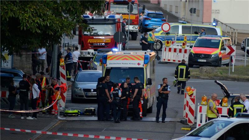 Nach Raubüberfall fallen Schüsse - Polizist stirbt Einsatzkräfte riegeln den Tatort in Völklingen ab.