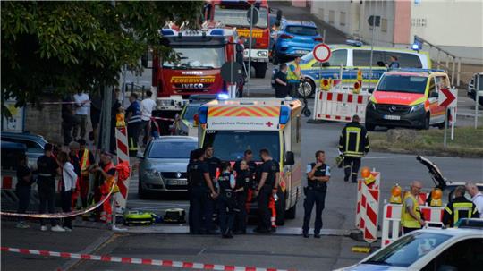 Einsatzkräfte riegeln den Tatort in Völklingen ab.
