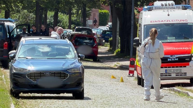 Weiter viele Fragen offen nach tödlicher Tat in Stade Einsatzkräfte riegelten den Tatort ab.