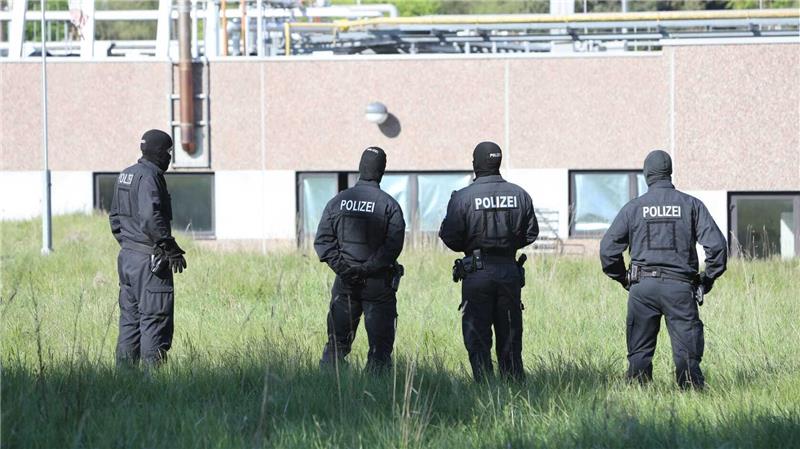Einsatzkräfte sichern das Gebäude. Foto: Neuendorf