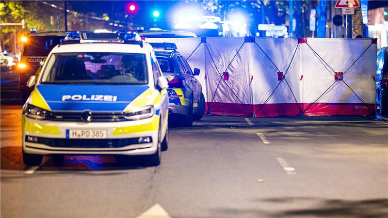 Einsatzkräfte sichern den Bereich vor Schaulustigen.
