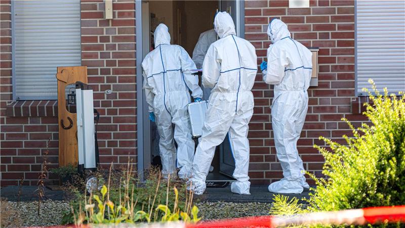 Einsatzkräfte sichern im niedersächsischen Gyhum Spuren am Tatort, nachdem ein 34-Jähriger dort seine Lebenspartnerin getötet haben soll.