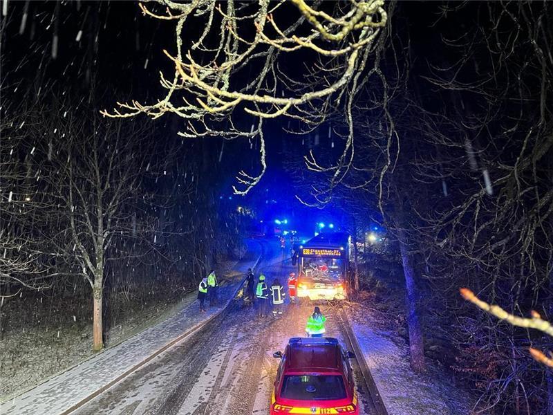 Bockswiese: Bus kracht gegen Bäume – Mann (33) schwer verletzt Einsatzkräfte sicherten am Spätabend die Unfallstelle. Foto: Feuerwehr Goslar
