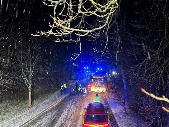 Einsatzkräfte sicherten am Spätabend die Unfallstelle. Foto: Feuerwehr Goslar
