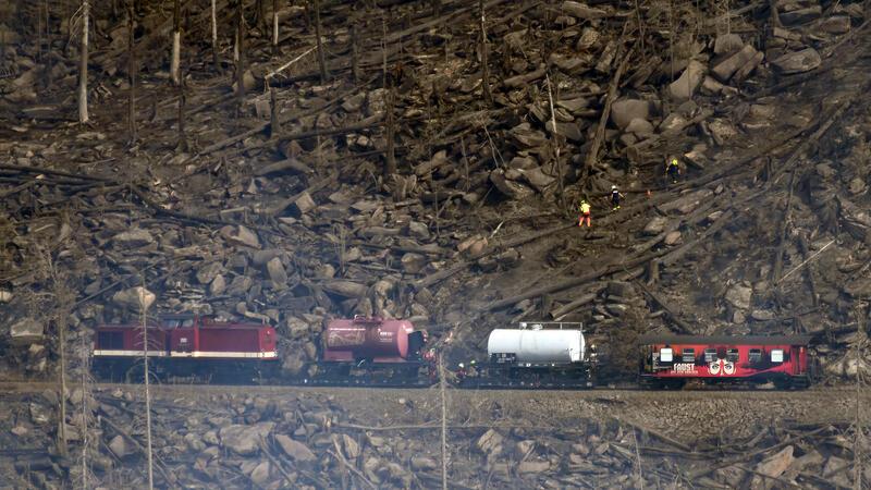 Einsatzkräfte sind bei einem Waldbrand am Königsberg unterhalb vom Brocken im Harz im Einsatz.