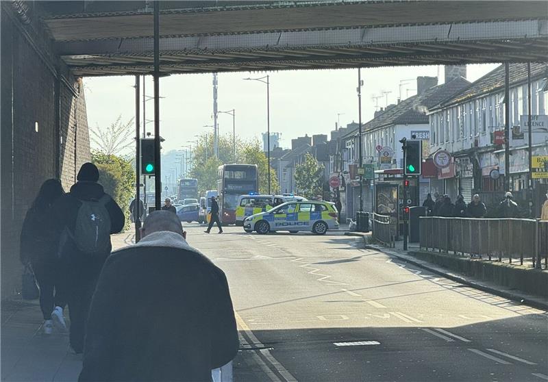 14-Jähriger nach Attacke mit Schwert in London gestorben Einsatzkräfte sind im Nordosten Londons nach dem Angriff mit einem Schwert im Einsatz.