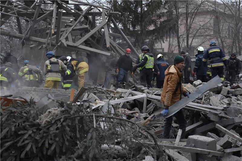 Massivster russischer Luftangriff auf die Ukraine Einsatzkräfte sind in Saporischschja nach den massiven russischen Angriffen im Einsatz.