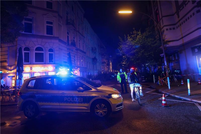 Weltkriegsbombe im Hamburger Schanzenviertel entschärft Einsatzkräfte sperren eine Straße am Rande des Schanzenviertels ab - bei Bauarbeiten wurde eine britische Fliegerbombe aus dem Zweiten Weltkrieg entdeckt.
