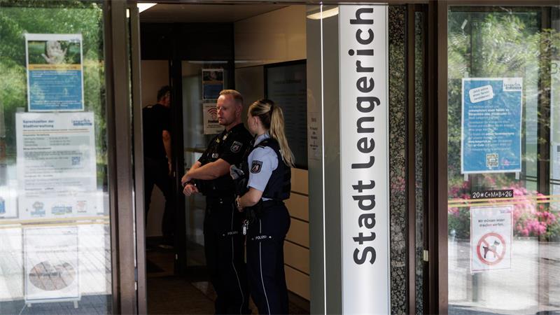 Einsatzkräfte stehen am Eingang des Rathauses.