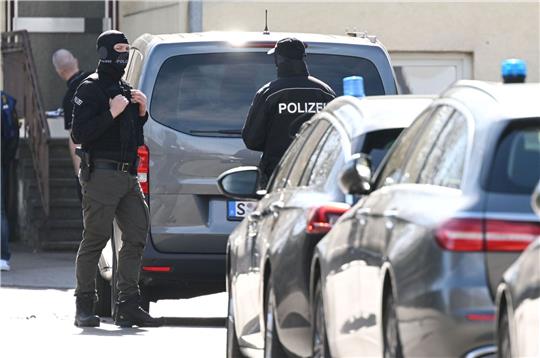 Einsatzkräfte stehen an Einsatzfahrzeugen.