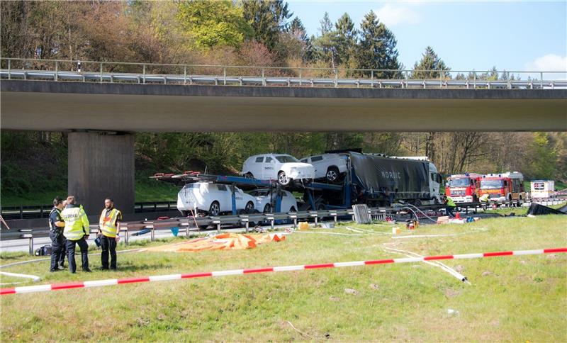 Einsatzkräfte stehen auf der Autobahn A261 im Stadtteil Marmstorf an einer Unfallstelle.