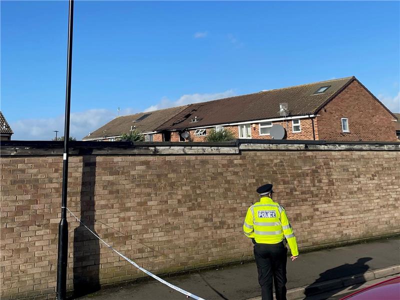 Feuer in London: Leichen von fünf Menschen gefunden Einsatzkräfte stehen in der Nähe des Brandortes: Etwa 70 Feuerwehrleute waren im Einsatz.