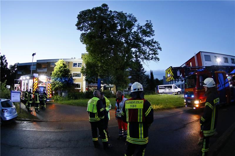 Goslar: Brand in Wohnanlage – Anwohnerin (85) im Krankenhaus Einsatzkräfte stehen vor der Wohnanlage, in der es am frühen Mittwochmorgen gebrannt hat. Foto: Epping