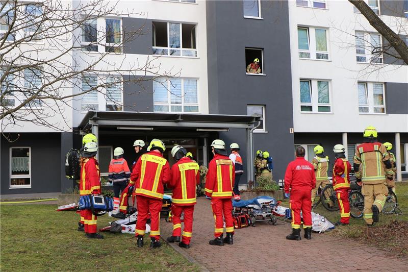 Einsatzkräfte stehen vor einem Altenheim in Hohenschönhausen in Berlin.