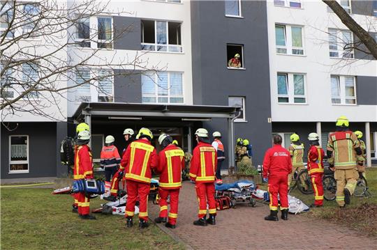 Einsatzkräfte stehen vor einem Altenheim in Hohenschönhausen in Berlin.