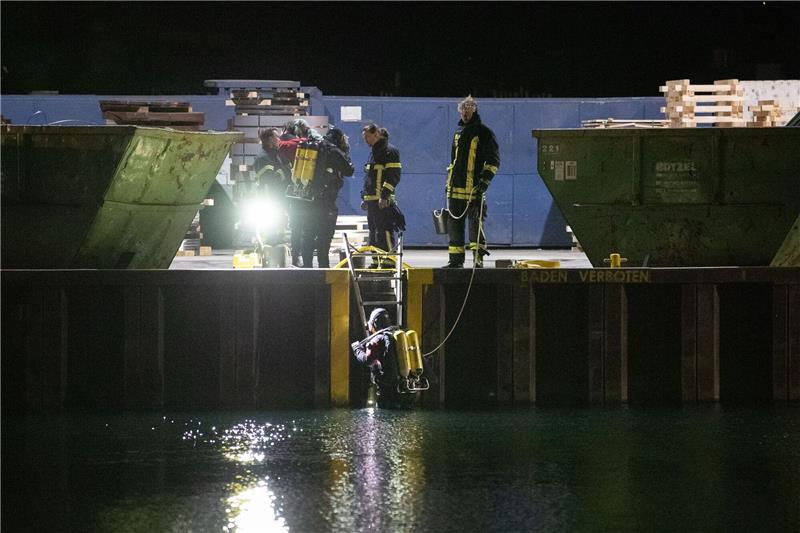 13-Jähriger soll Obdachlosen erstochen haben Einsatzkräfte suchen im Hafen und Hafenbecken in Dortmund nach Spuren.