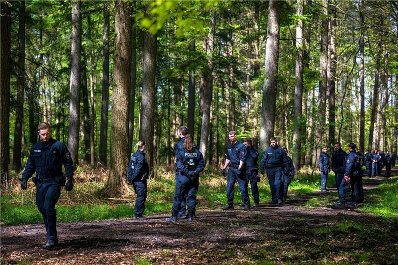 Einsatzkräfte suchen nach vermisstem Sechsjährigen Einsatzkräfte suchen im niedersächsischen Bremervörde nach einem vermissten sechs Jahre alten Kind.