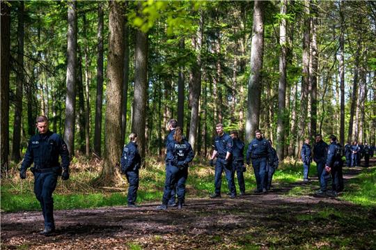 Einsatzkräfte suchen im niedersächsischen Bremervörde nach einem vermissten sechs Jahre alten Kind.
