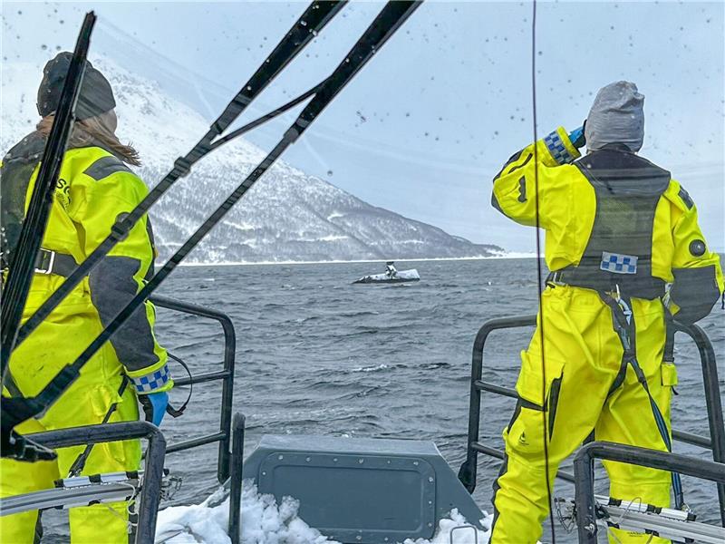 Einsatzkräfte suchen nach Überlebenden nach einer Schneelawine auf der Insel Reinøya.