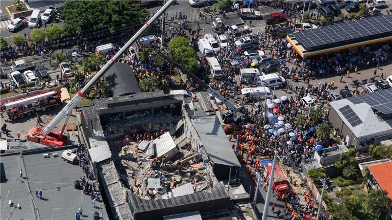 Einsatzkräfte suchen nach verschütteten Opfern.