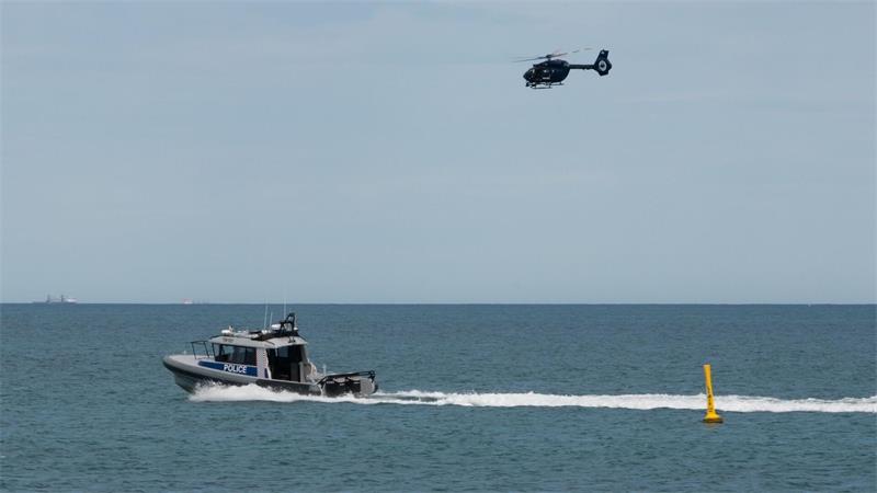 Einsatzkräfte suchten mit Booten und einem Helikopter nach dem Opfer. 