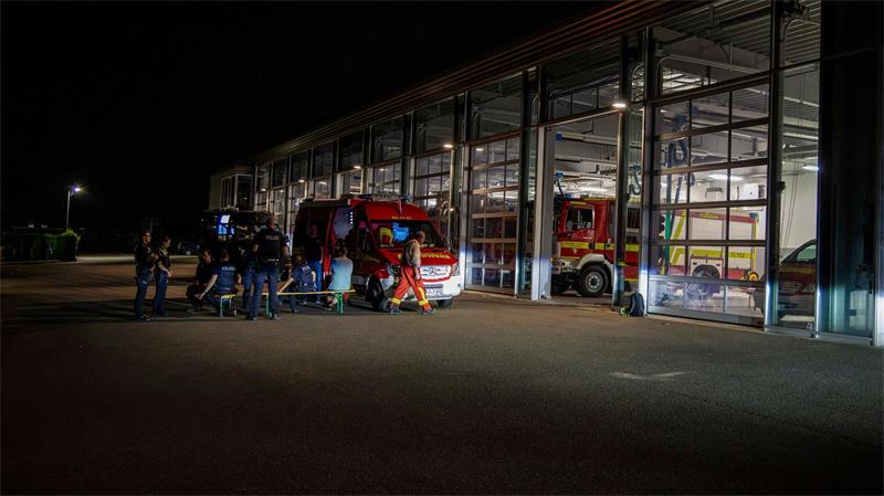Totes Kleinkind gefunden - Fremdverschulden ausgeschlossen Einsatzkräfte treffen sich vor der Feuerwehrwache in Preetz.
