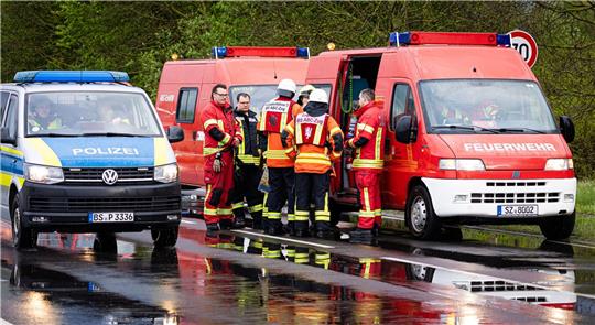 Einsatzkräfte und -fahrzeuge der Feuerwehr stehen bei einem Großbrand in einem Braunschweiger Industriegebiet.