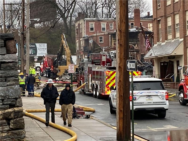 Pennsylvania: Tote nach Explosion in Süßwarenfabrik Einsatzkräfte und schweres Gerät arbeiten am Ort der Explosion.