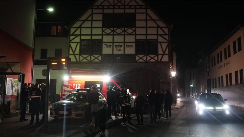 Einsatzkräfte veranstalten nach dem Meteoriteneinschlag eine improvisierte Pressekonferenz am Feuerwehrhaus in Koblenz-Güls.