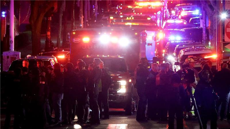 Einsatzkräfte versammeln sich an auf der Waterman Street an der Brown University zu Ermittlungen, nachdem dort Schüsse gefallen waren.