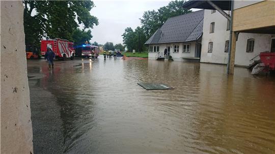 Einsatzkräfte versuchen die Wassermassen im österreichischen Deutschlandberg abzupumpen.