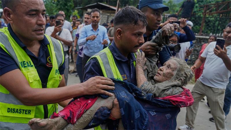 „Nichts ist mehr übrig“: Pilger-Paradies wird zur Todesfalle Einsatzkräfte versuchen unter schwierigsten Bedingungen, Überlebenden zu helfen.