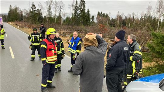 Einsatzkräfte der Freiwilligen Feuerwehr und vom Kampfmittelräumdienst stehen auf der abgesperrten Bundesstraße 4. Im kleinen Bild befindet sich ein Foto einer Bazooka aus dem 20. Jahrhundert.