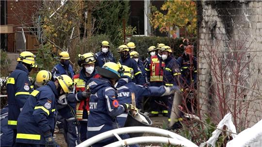 Einsatzkräfte vom THW sind im Einsatz. Die Suche nach einem Vermissten dauert nach der Detonation in Wolfenbüttel an.