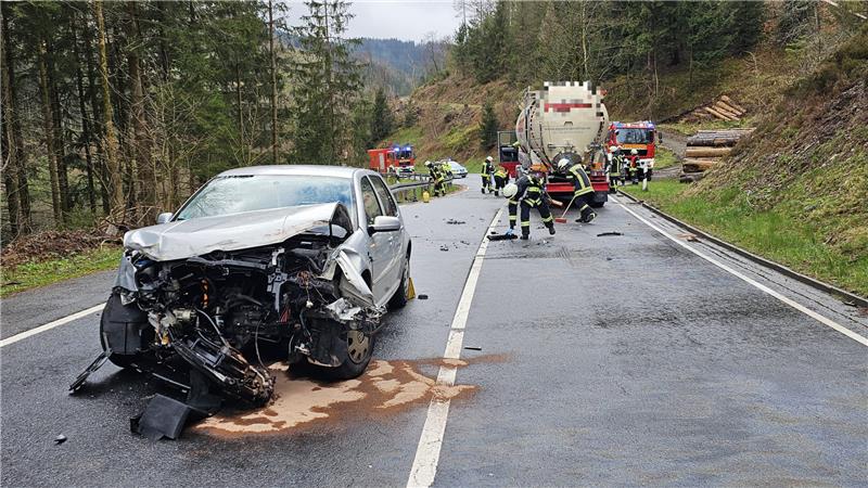 Nach Unfall mit Tanklaster auf B 241: Strecke wieder frei Einsatzkräfte von Feuerwehr und Polizei sind im Einsatz. Foto: Epping
