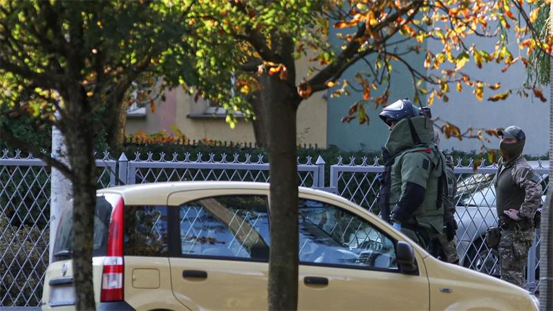 Einsatzkräfte von Polizei, Feuerwehr und Rettungsdienst rückten an.