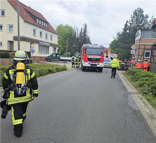 Einsatzkräfte von Polizei und Feuerwehr kümmern sich um die bei Bauarbeiten beschädigte Gasleitung vor dem Dammtor. Foto: Hohaus