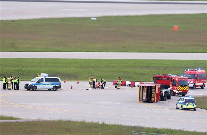 Einsatzkräfte von Polizei und Feuerwehr sind am Münchner Flughafen im Einsatz.