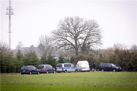 Einsatzkräfte von Polizei und Feuerwehr stehen auf einer Wiese. Foto: picture alliance/dpa | Moritz Frankenberg